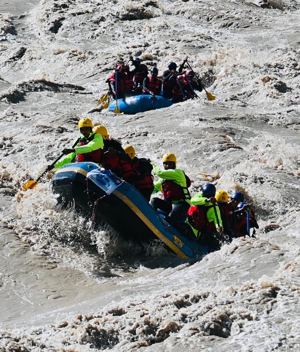 firefurycorps's tweet photo. Exhilarating & Adventurous
Sixty valiant Gunner Rafters of #RegimentofArtillery and #ArmyAdventureWing with indomitable spirit successfully completed the 640 Kms long #RegimentofArtillery #WhiteWaterRafting Expedition on three mighty rivers of Ladakh, #Indus, #Zanskar and #Shyok. The fearless rafters embraced through bone chilling waters and rigorous weather conditions in the mesmerising and breathtaking landscapes over a period of 25 days wherein they raced through formidable and thrilling rapids, deep canyons and boundless valleys, demanding precision and teamwork.
The team members, during the expedition also paid homage to the brave #SupremeSacrificers of #KargilWar at #KargilWarMemorial & #HallofFame, Leh and also promoted the environment stability by spreading awareness about the #NoCarbonFootprint and #SwatchBharatAbhiyan.
@adgpi
@DefenceMinIndia
@NorthernComd_IA
@lg_ladakh
@prodefleh
@DIPR_Kargil
@LAHDC_Kgl
@ANI