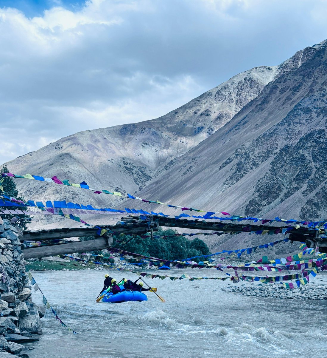 firefurycorps's tweet photo. Exhilarating & Adventurous
Sixty valiant Gunner Rafters of #RegimentofArtillery and #ArmyAdventureWing with indomitable spirit successfully completed the 640 Kms long #RegimentofArtillery #WhiteWaterRafting Expedition on three mighty rivers of Ladakh, #Indus, #Zanskar and #Shyok. The fearless rafters embraced through bone chilling waters and rigorous weather conditions in the mesmerising and breathtaking landscapes over a period of 25 days wherein they raced through formidable and thrilling rapids, deep canyons and boundless valleys, demanding precision and teamwork.
The team members, during the expedition also paid homage to the brave #SupremeSacrificers of #KargilWar at #KargilWarMemorial & #HallofFame, Leh and also promoted the environment stability by spreading awareness about the #NoCarbonFootprint and #SwatchBharatAbhiyan.
@adgpi
@DefenceMinIndia
@NorthernComd_IA
@lg_ladakh
@prodefleh
@DIPR_Kargil
@LAHDC_Kgl
@ANI