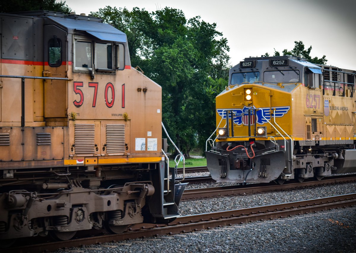 SE_Railfan84's tweet photo. A @UnionPacific train meet takes place between 2 variants of the GE AC44CW. Units 6257 & 5701. Tower 26. Houston, Tx. #Photography #Trains #Trainphotos #Railphotos #Railfanning #Houston #Railroad #Railway #Trainmeet https://t.co/709WtNEWmw