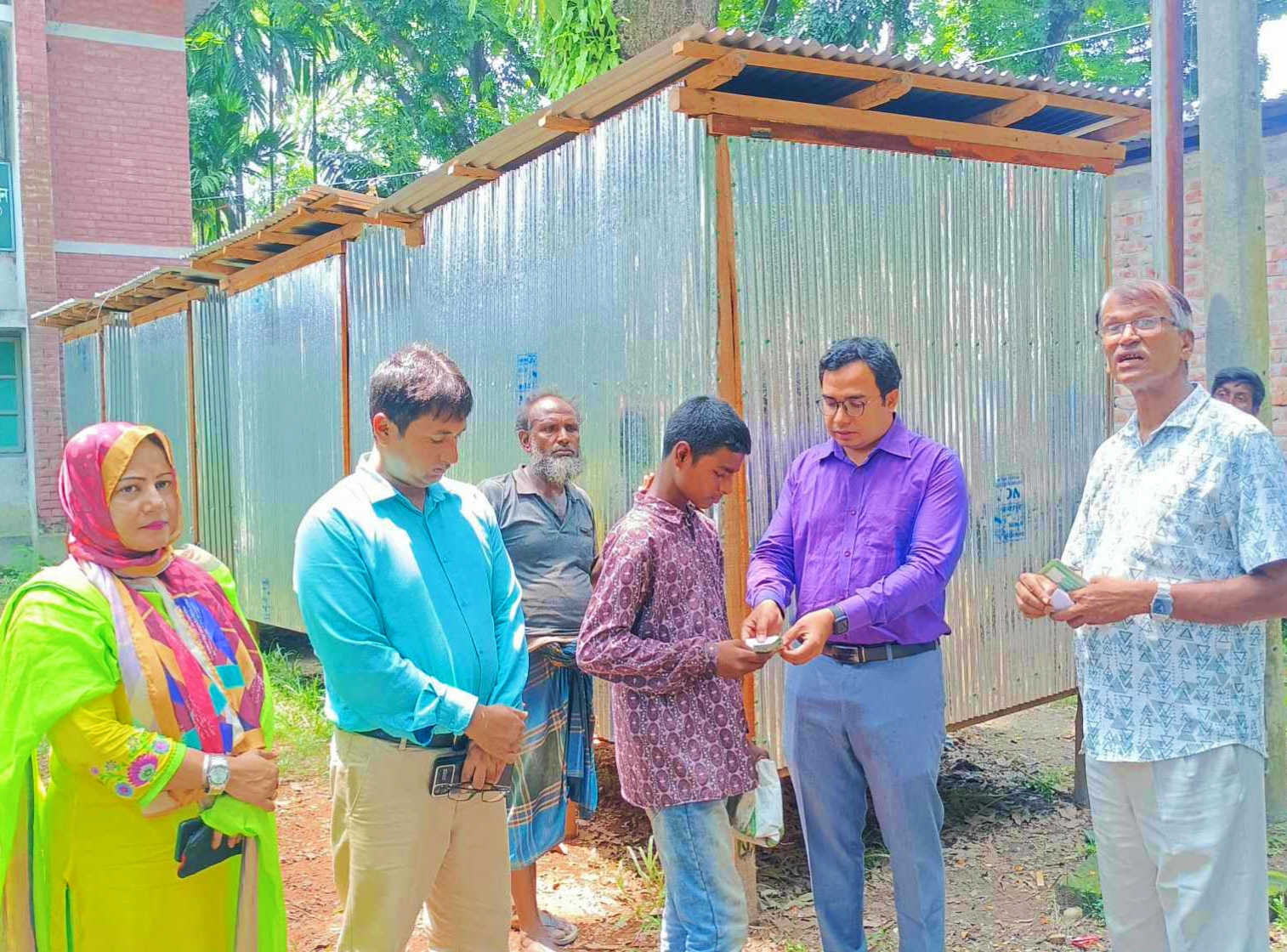 কাউনিয়ায ৮ ভিক্ষুক পেলেন ‘বিকল্প কর্মসংস্থান ব্যবস্থা’