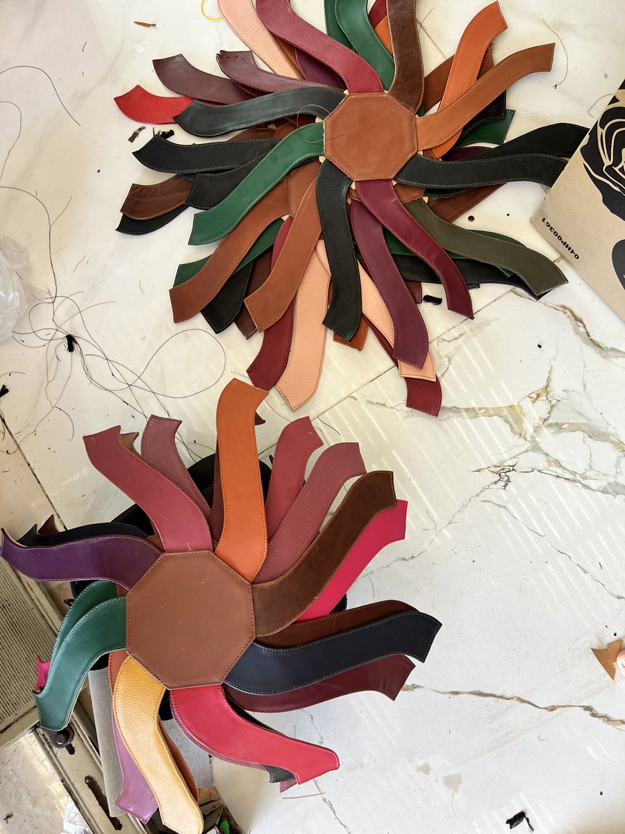 ThiBags's tweet photo. ☘️ Lantern Bags 🏮☘️
#sewing #leatherbag #lanternbag #lantern #colorful #ThiBags #Work #WorkForYourBags https://t.co/I0VJj2JifI
