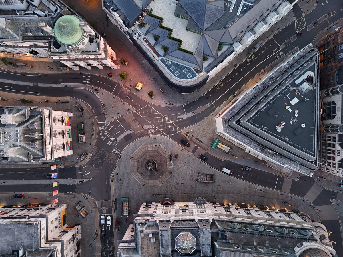 BeeAerial's tweet photo. A bird's eye view of the iconinc Piccadilly Circus ar night. A quick snap while filming for the German Brand Engelbert Strauss. They took over the entire Piccadilly advertisement screeens!! 😮 #drones #DJI #filming https://t.co/tlnQCF4KlT