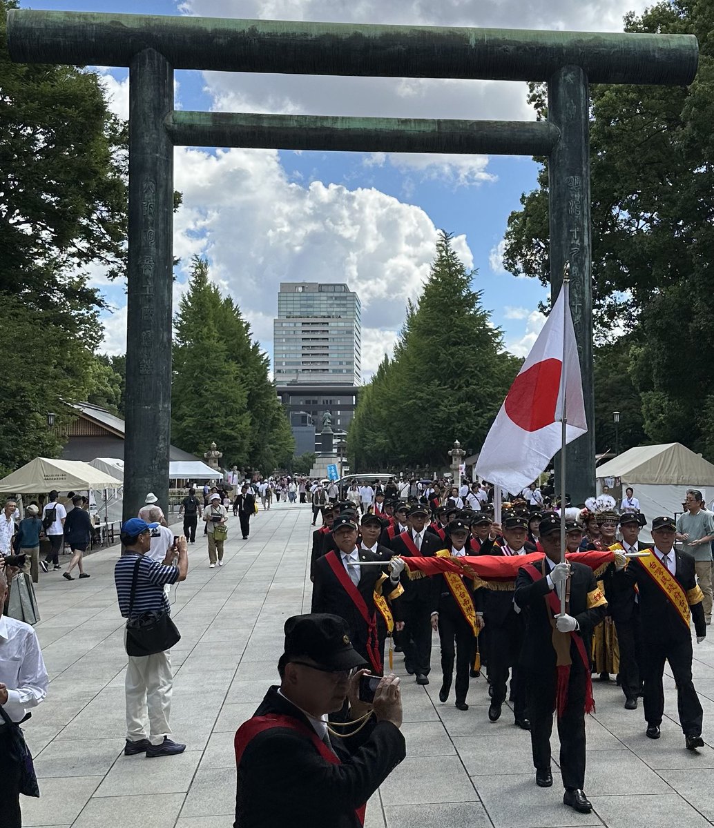 lunluor's tweet photo. 今天是2024年8月15日，日本战败投降79年了。
我伟大领袖毛主席多次表达，欢迎日本侵略。
前不久一个中国人在靖国神社碑下面撒尿，你这不是在毛主席头上扣屎盆子吗？
今天我想说：日本已不是从前的日本，中国还是从前的中国。欢迎日本再次侵略中国，消灭独裁，消灭共匪。

今天日本时间7点我到靖国神社一开始我没找到这碑。本来我没打算到里面��的，心情很复杂，更多的是悲哀！侵略国战败国成了民主国家，受害国战胜国还是独裁，中国人还是奴隶！为了找这碑我转遍了靖国神社。