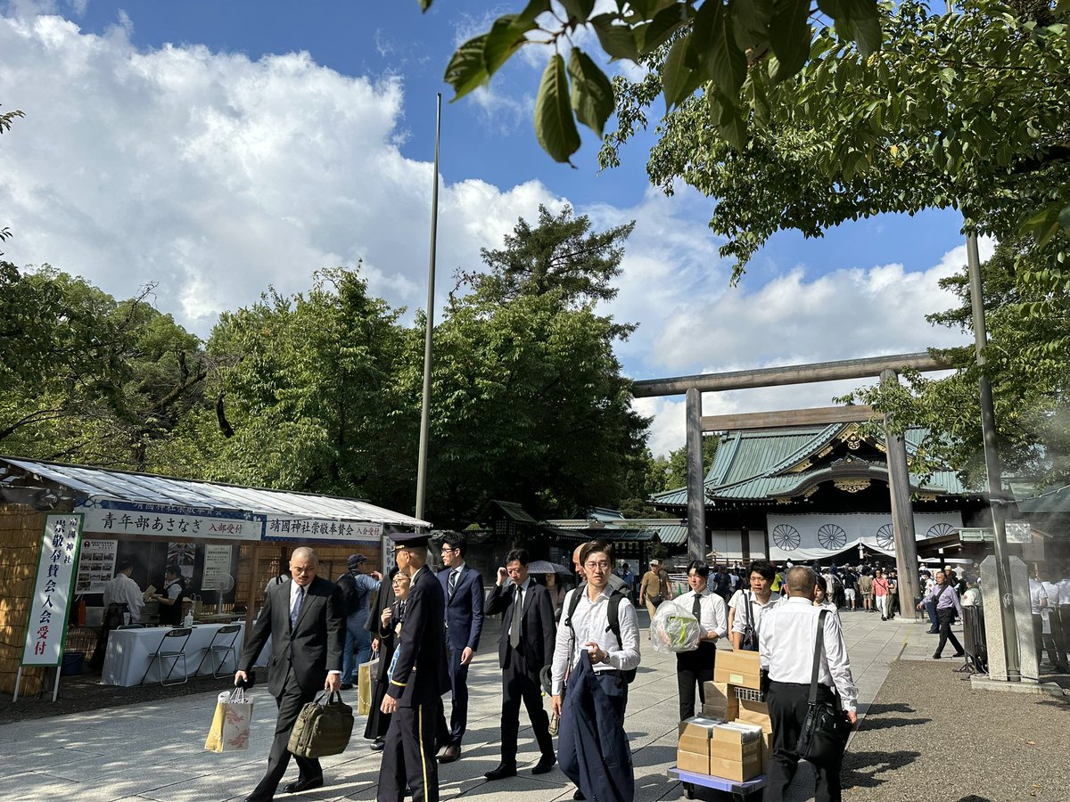 lunluor's tweet photo. 今天是2024年8月15日，日本战败投降79年了。
我伟大领袖毛主席多次表达，欢迎日本侵略。
前不久一个中国人在靖国神社碑下面撒尿，你这不是在毛主席头上扣屎盆子吗？
今天我想说：日本已不是从前的日本，中国还是从前的中国。欢迎日本再次侵略中国，消灭独裁，消灭共匪。

今天日本时间7点我到靖国神社一开始我没找到这碑。本来我没打算到里面��的，心情很复杂，更多的是悲哀！侵略国战败国成了民主国家，受害国战胜国还是独裁，中国人还是奴隶！为了找这碑我转遍了靖国神社。