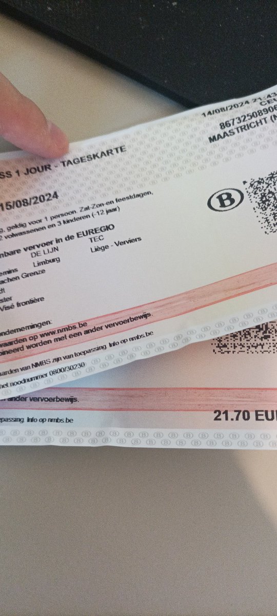 Quakke's tweet photo. @NMBS De tickets kwamen met een rode lijn inkt uit de machine. Voor zover ik weet met winkels signaleert dat het einde van de rol https://t.co/sGjmQ9dFoE