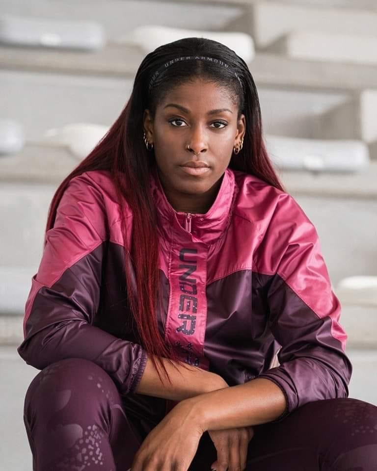 LeonhardHahn's tweet photo. Myriam Sylla ci piace assaje!

«Mio padre è stato fortunato a incontrare i miei nonni adottivi. Papà era arrivato in Italia a Bergamo, dormiva alla Caritas. 

Si spostarono a Palermo, lui e mio zio, perché faceva freddo. 

Una sera una signora, rientrando a casa in macchina, vide mio padre e lo aiutò. Lui cominciò a lavorare per la famiglia, quindi mia mamma lo raggiunse: quando nacqui io, queste due persone si affezionarono. Alla nursery facevano vedere a mia nonna tutti i bimbi bianchi. E lei: “No, è quella lì”. L’infermiera strabuzzava gli occhi… 

Sono angeli. Mio padre è stato fortunato a incontrare quelle due persone. Se mia nonna non gli avesse dato un passaggio, non so proprio che cosa sarei stata. È per questo che mi sento siciliana. A Palermo c’è il mio inizio ed è il luogo dei nonni adottivi. Ha sole, caldo, allegria: mi assomiglia».

[tratto dall’intervista di  Flavio Vanetti del 16 agosto 2023 pubblicata da «7» (@Corriere) https://t.co/x94eiP29Au]