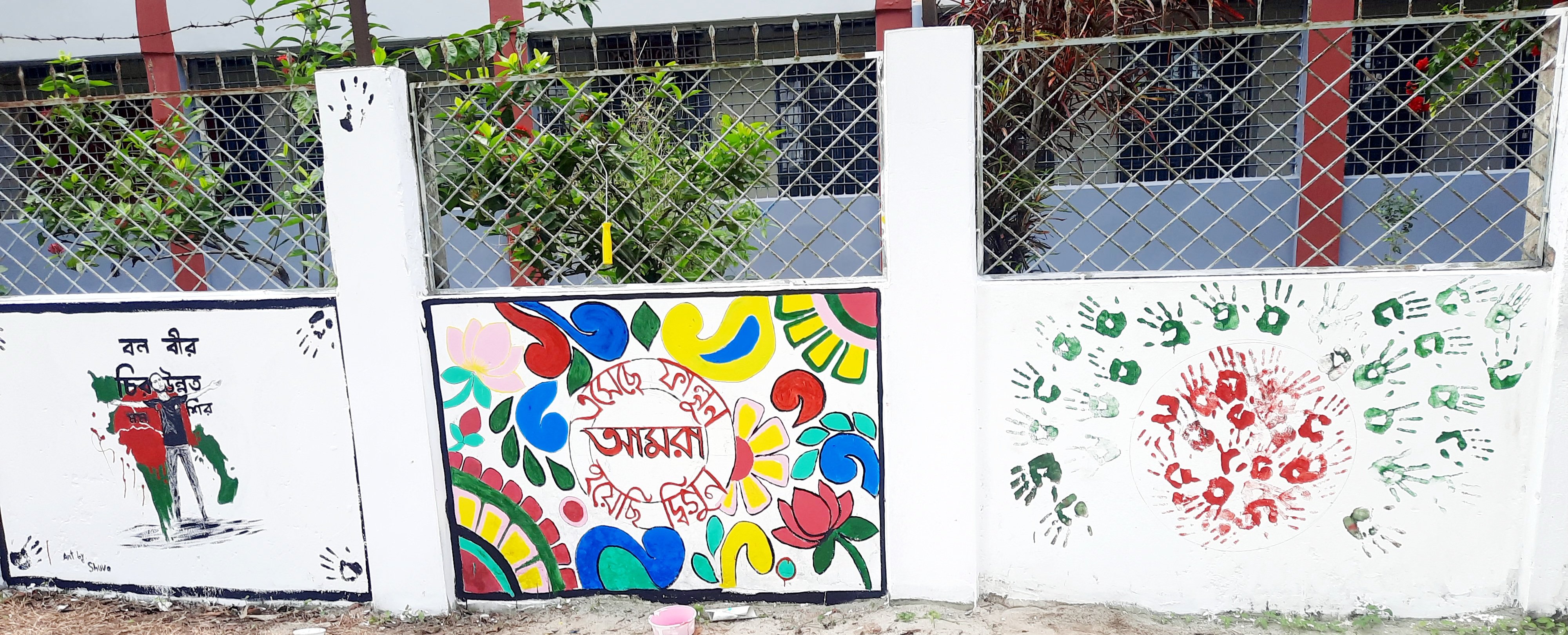 চরভদ্রাসনে শিক্ষার্থীদের রং-তুলির আঁচড়ে বদলে গেছে দেয়ালের চিত্র