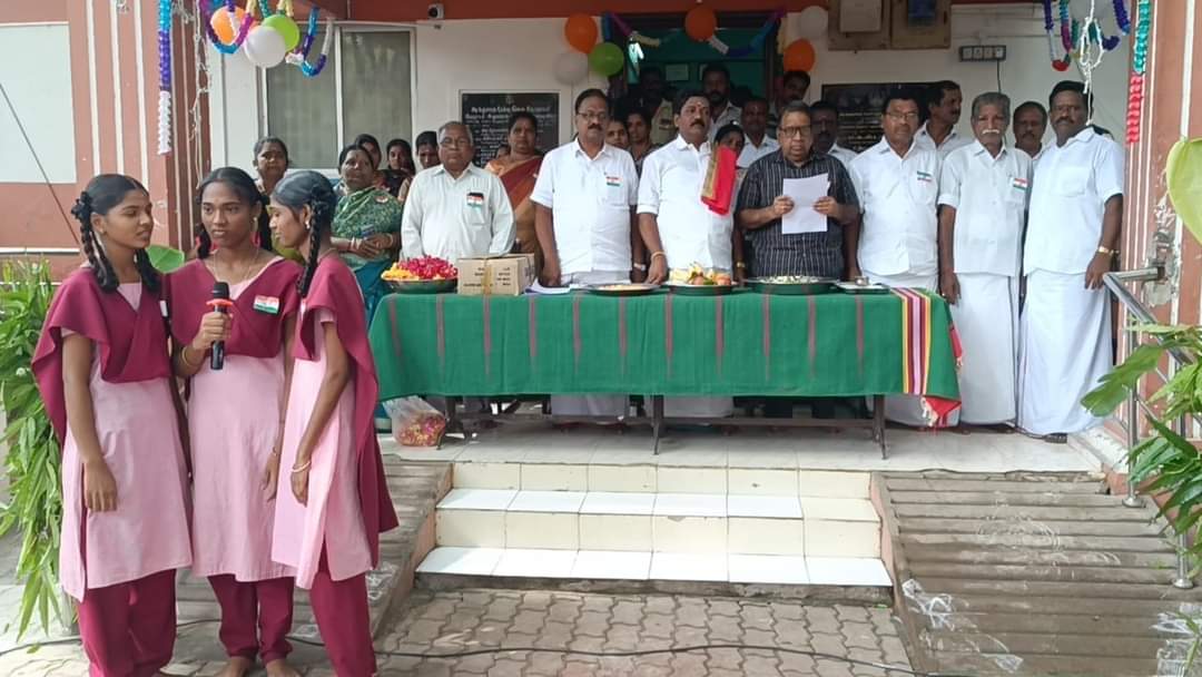 MaKaStalin's tweet image. ஆடுதுறை பேரூராட்சியில் இந்திய நாட்டின்  78வது சுதந்திரதினம் கோலாகலமாக கொண்டாடப்பட்டது !! 

இந்திய நாட்டின் 78வது சுதந்திர தினவிழா ஆடுதுறை பேரூராட்சியில் சுதந்திர தினம் கோலாகலமாக கொண்டாடப்பட்டது. எனது தலைமையில் நடந்த சுதந்திர தின விழாவில் பேரூராட்சி செயல் அலுவலர் சி.ராமபிரசாத்…