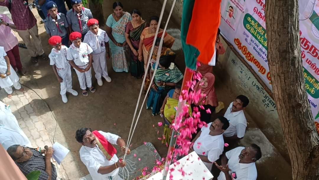 MaKaStalin's tweet image. ஆடுதுறை பேரூராட்சியில் இந்திய நாட்டின்  78வது சுதந்திரதினம் கோலாகலமாக கொண்டாடப்பட்டது !! 

இந்திய நாட்டின் 78வது சுதந்திர தினவிழா ஆடுதுறை பேரூராட்சியில் சுதந்திர தினம் கோலாகலமாக கொண்டாடப்பட்டது. எனது தலைமையில் நடந்த சுதந்திர தின விழாவில் பேரூராட்சி செயல் அலுவலர் சி.ராமபிரசாத்…