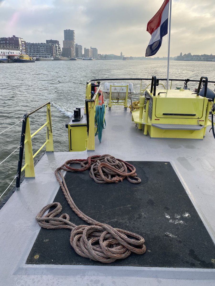 Goedemorgen vanaf de #RWS73 in Dordrecht. Vandaag zijn wij onze ochtenddienst begonnen met het verwijden van een touw uit het water.    Dit doen wij om er voor te zorgen dat de overige scheepvaart veilig op hun bestemming kan aankomen. <a href="/VLW_Roos/">Verkeersleider Roos</a> <a href="/Rijkswaterstaat/">Rijkswaterstaat</a>