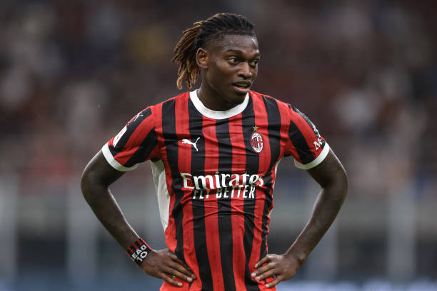 🇵🇹 Paulo Fonseca's Plan for Leão

Paulo Fonseca is on a mission to transform Rafael Leão into a more complete player. 🌟 After the "Berlusconi Trophy" match, the Portuguese coach expressed his satisfaction with Leão, noting that the forward is becoming more involved defensively.