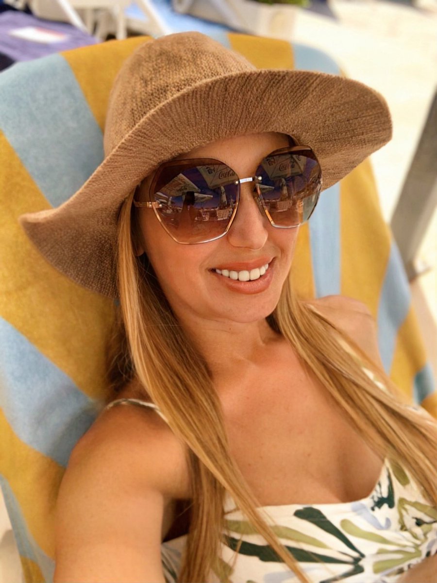 ritty_miffy's tweet photo. Felice Ferragosto in relax e serenità. 😎 Per il momento, godiamoci oggi… al domani ci penseremo poi.⛱
#buonferragosto #august15 #holiday #summervibes #bythepool #relax #tanned #strawhat #sunglasses https://t.co/v6gsSiM1ur