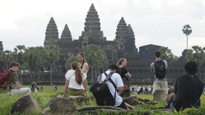 detikTravel's tweet photo. #Foto Ada yang tau tempat bersejarah di Kamboja ini? π
Nih, potret ramainya turis kunjungi Angkor Wat! π°π
>> https://t.co/VAkpmxiAIH
Foto : AP/Heng Sinith
#detiktravel #placetogo #turis #ramai #gedung #monumen #sejarah #angkorwat #kamboja https://t.co/OR5ZTt6oRP