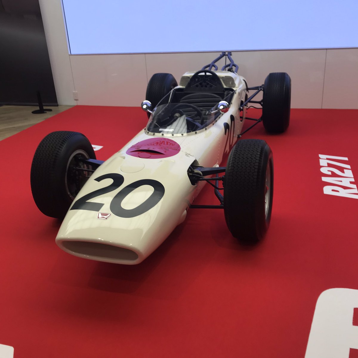 k34Oe0YomR14583's tweet photo. 青山一丁目に来たのでホンダに寄り道。
#RA271 https://t.co/CBPhMbpYiZ