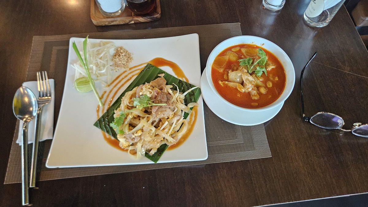 가끔은 한국 음식보다 태국음식도 괜찮은듯 너무 맵지만 않으면~~
새로운곳은 항상 설레인다.
발마사지 받고 체력충전하고 다시 고고
#동남아여행 #방콕 #내일은파타야