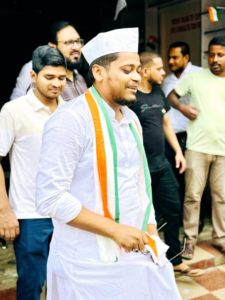 merajkne33's tweet photo. सरफ़रोशी की तमन्ना, अब हमारे दिल में है। देखना है ज़ोर कितना, बाज़ु-ए-कातिल में है? वक़्त आने दे बता, देंगे तुझे ऐ आसमाँ! हम अभी से क्या बतायें, क्या हमारे दिल में है? https://t.co/9kYDwiEpTQ