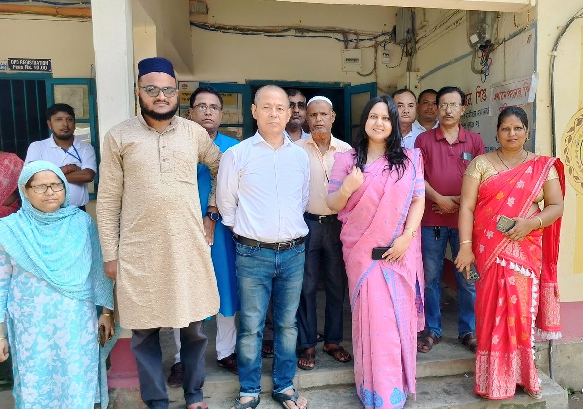 MojbulHoque's tweet photo. স্বাধীনতা দিবস উপলক্ষে সোনাই হাসপাতালে ভর্তি থাকা রোগীদের মধ্যে ফলমূল বিতরণের পর নেওয়া ছবি। রয়েছেন সোনাইর সার্কল অফিসার তথা একজিকিউটিভ ম্যাজিস্ট্রেট মারিয়া তানিম, হাসপাতালের ইনচার্জ ড. সুরেন সিংহ সহ অন্যরা। 
#HappyIndependenceDay2024 #78thIndependenceDay https://t.co/PPSM3CaivG