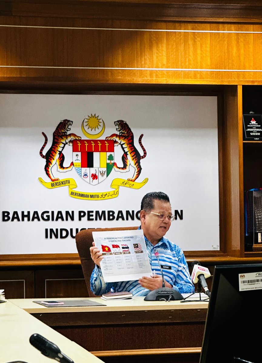 azman1505's tweet photo. 15 Ogos 2024, Putrajaya, temubual bersama media mengenai projek rintis kaedah baharu pembajaan tepat seluas 20,371.83 hektar yang melibatkan 8,718 pesawah di 4 negeri terpilih iaitu Selangor, P.Pinang, Terengganu dan Kelantan. https://t.co/bTPStAf3BP