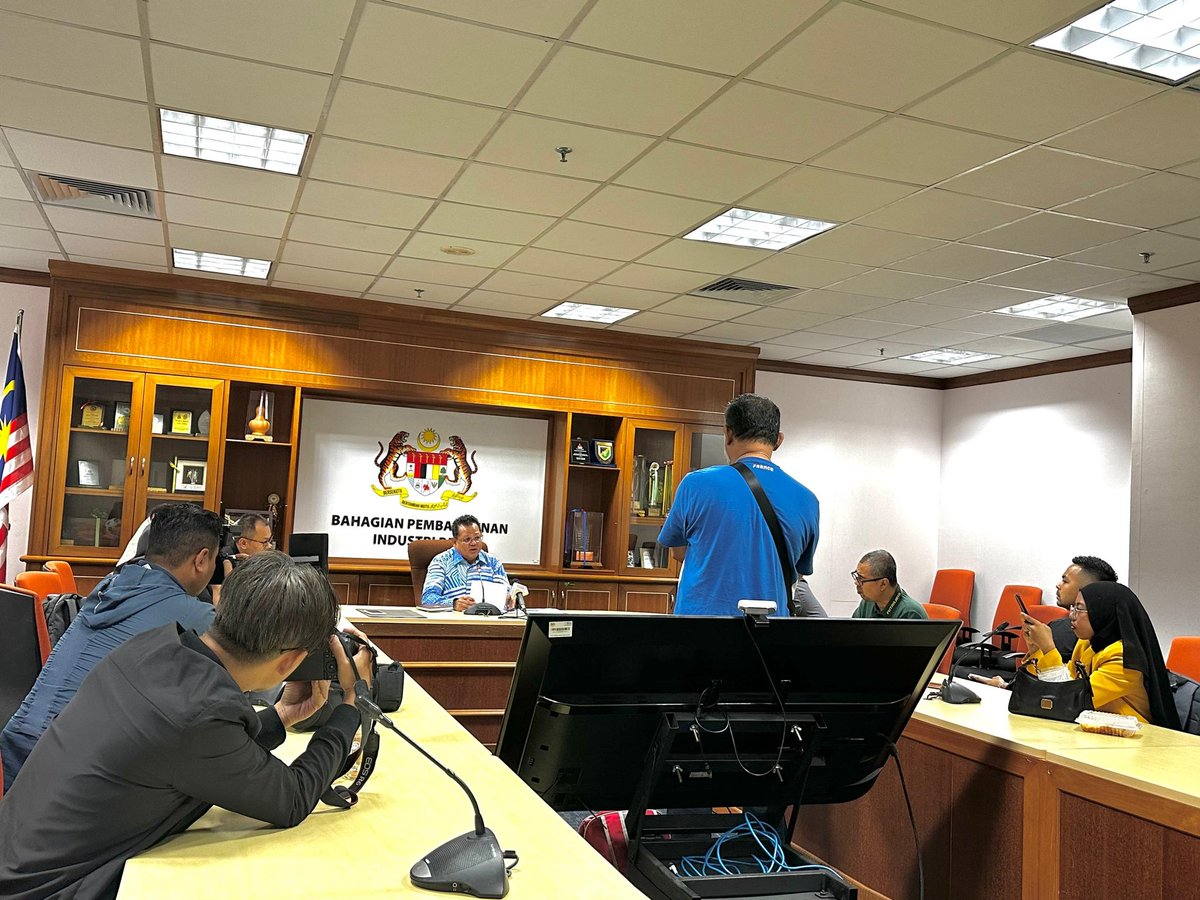 azman1505's tweet photo. 15 Ogos 2024, Putrajaya, temubual bersama media mengenai projek rintis kaedah baharu pembajaan tepat seluas 20,371.83 hektar yang melibatkan 8,718 pesawah di 4 negeri terpilih iaitu Selangor, P.Pinang, Terengganu dan Kelantan. https://t.co/bTPStAf3BP