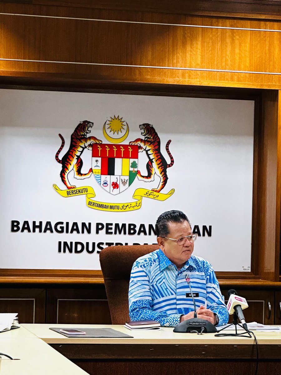 azman1505's tweet photo. 15 Ogos 2024, Putrajaya, temubual bersama media mengenai projek rintis kaedah baharu pembajaan tepat seluas 20,371.83 hektar yang melibatkan 8,718 pesawah di 4 negeri terpilih iaitu Selangor, P.Pinang, Terengganu dan Kelantan. https://t.co/bTPStAf3BP