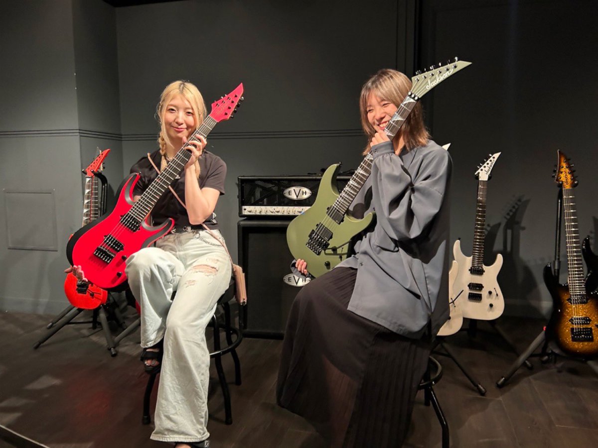__chelsea__kuro's tweet image. Jackson guitarの試奏会に誘ってもらいました🥹気づけば5本弾き倒してた…🔥
えりかさん誘ってくれてありがとうございました🫶🏻ギター頑張ります！
@erk_gxrx9 
#Jacksonguitar #試奏会