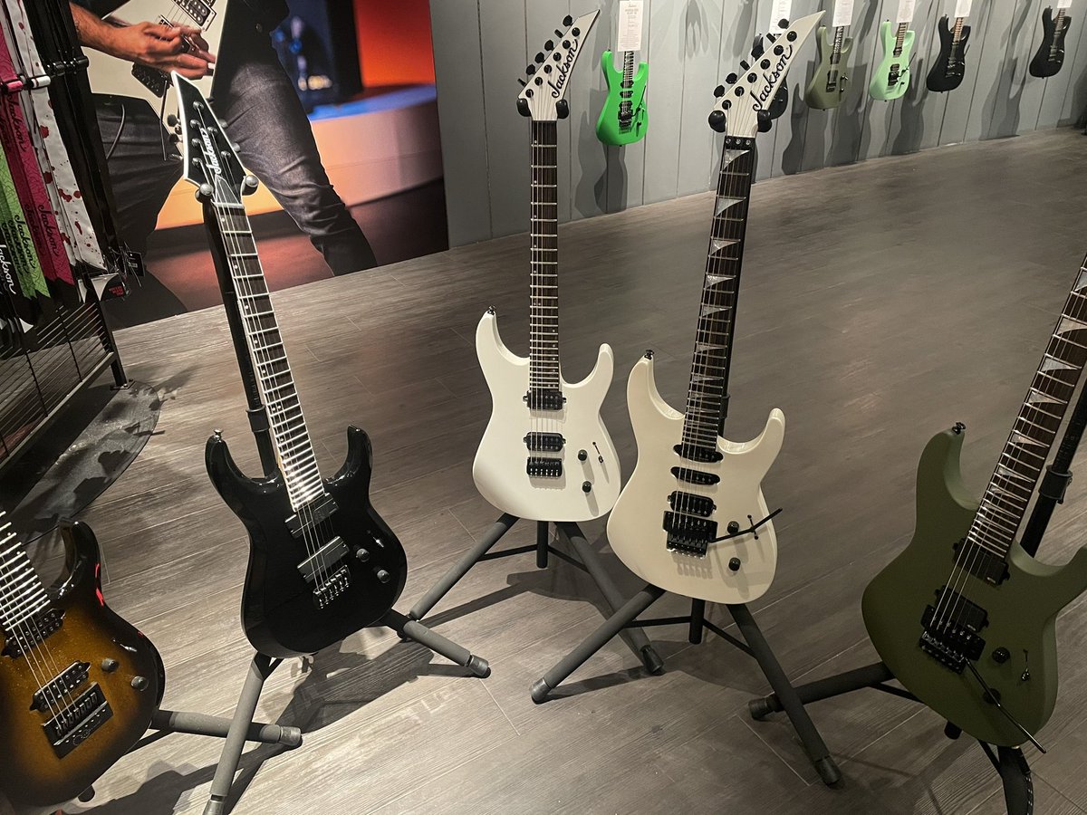 __chelsea__kuro's tweet image. Jackson guitarの試奏会に誘ってもらいました🥹気づけば5本弾き倒してた…🔥
えりかさん誘ってくれてありがとうございました🫶🏻ギター頑張ります！
@erk_gxrx9 
#Jacksonguitar #試奏会