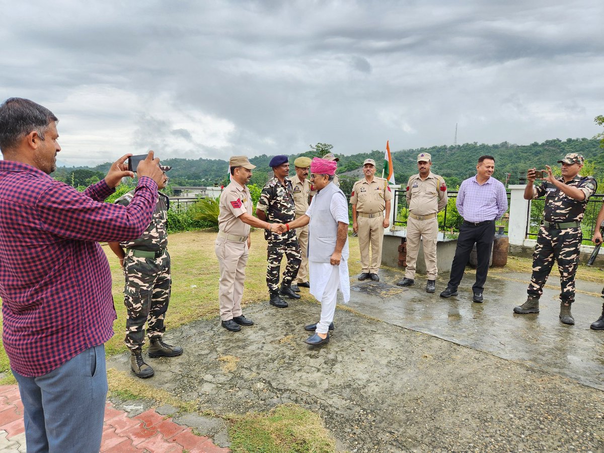 NirmalSinghBJP's tweet photo. Hoisted National Tricolour at my residence along with my family and security personnel.
Paid tribute to Capt Deepak Singh and many more martyrs who made supreme sacrifice while fighting in Jammu and Kashmir for Bharat Mata.
#IndependenceDay2024 https://t.co/8TXpMWLQ49