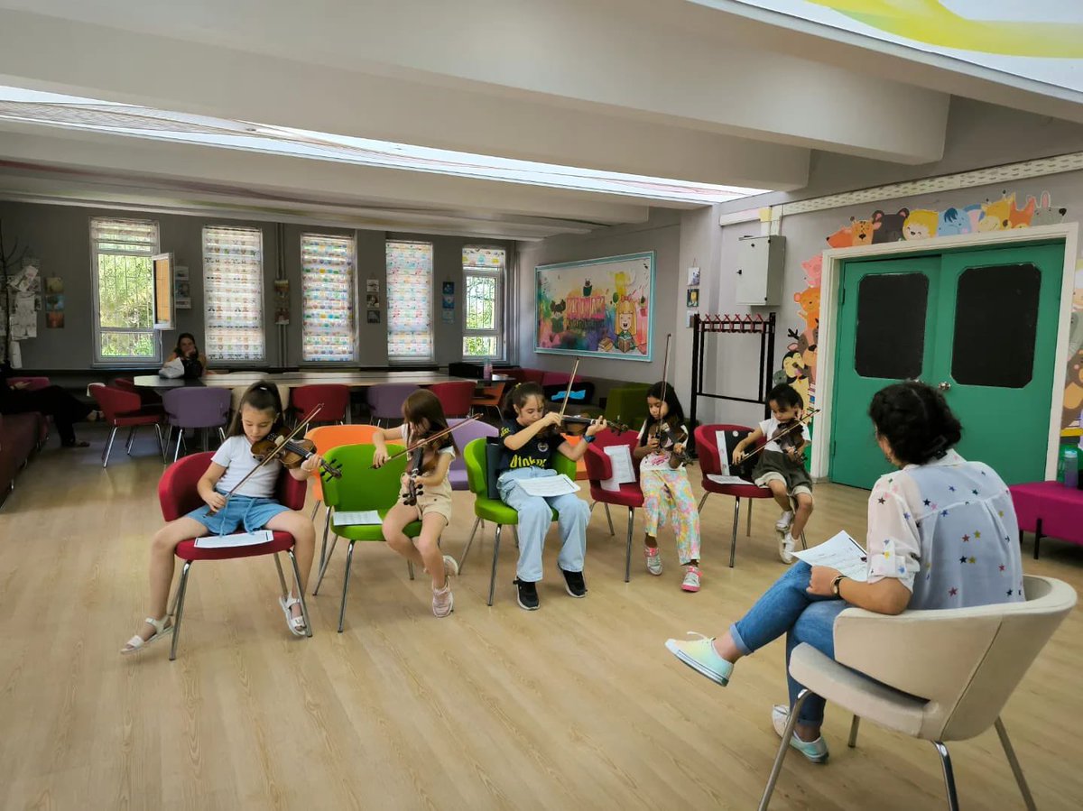 KaramanogluIl's tweet photo. Minik üyelerimizle Kütüphane Yaz Programı etkinliklerimiz devam ediyor. 🎻🎵

#Keman
#etkinkütüphane
#Küyap2024 https://t.co/SWq12ZGFWw