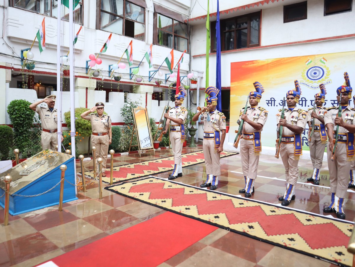 🇮🇳 82 Bn CRPF celebrate 78th Independence day @ Srinagar. Comdt 82 hoisted tri colour at unit HQ and distributed sweets to unit personnel. 🇮🇳