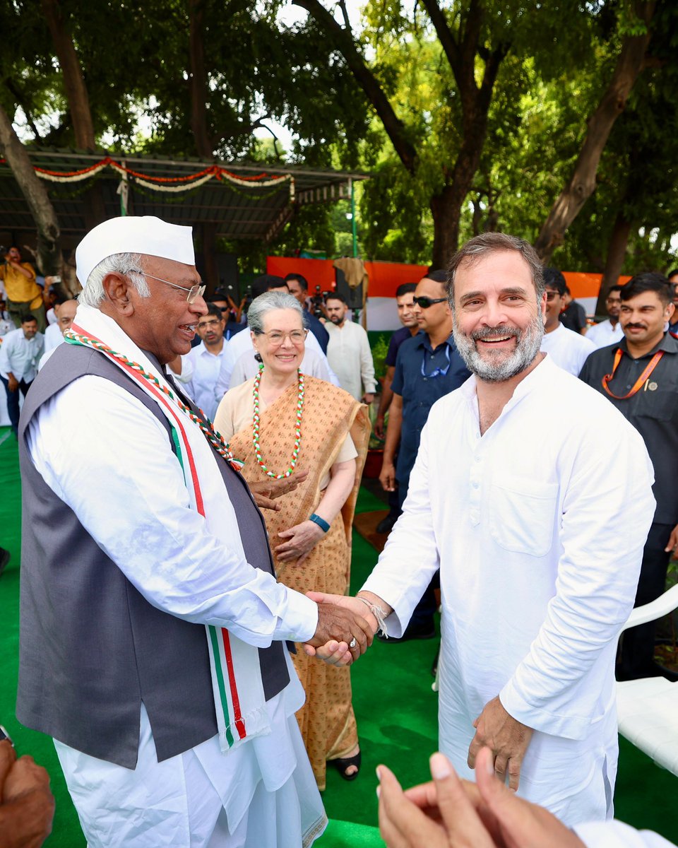 SupriyaShrinate's tweet photo. सच की हंसी ऐसी ही होती है - बेख़ौफ़! https://t.co/mfnZTXDbr8
