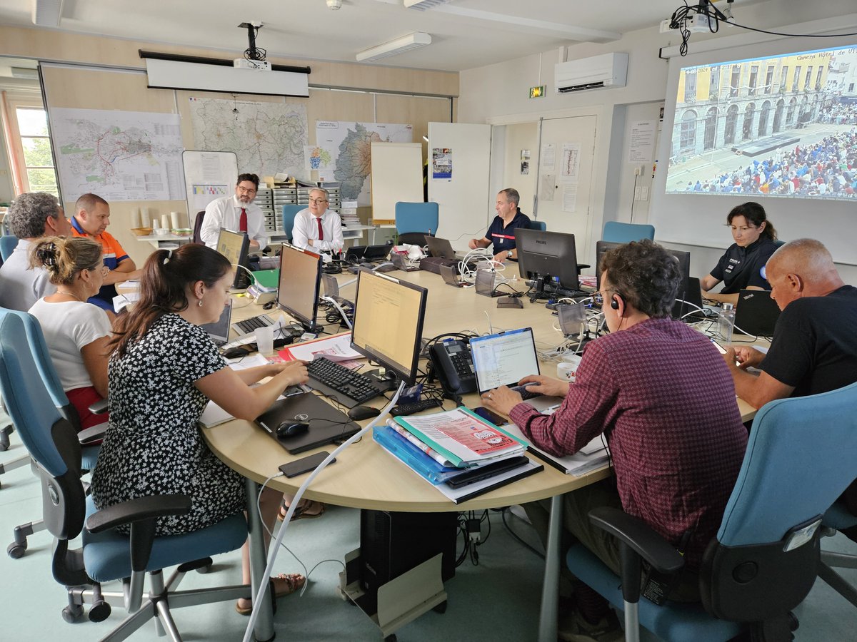 📌Laurent Buchaillat, préfet du Cantal, a activé le centre opérationnel départemental (COD) à l'occasion du #Festival international de théâtre de rue d'Aurillac.
✅Le COD permet une gestion au plus près de l'évènement et de coordonner les forces de sécurité et de secours et