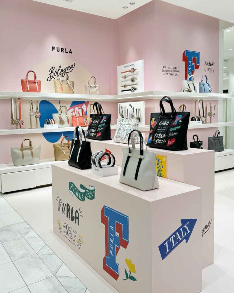 フルラ　furla FURLA グッズ　オブジェ　スタンド　ロゴ　ディスプレイ FURLA(フルラ)の新作時計『FURLA LOGO LINKS ROSE GOLD GIFT SET』が11