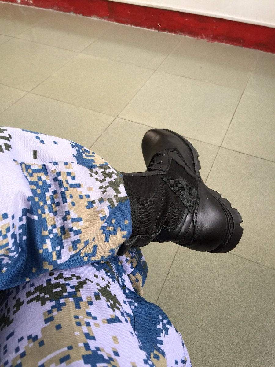 锃光瓦亮，07黑的好看还是现在大黄靴好看？