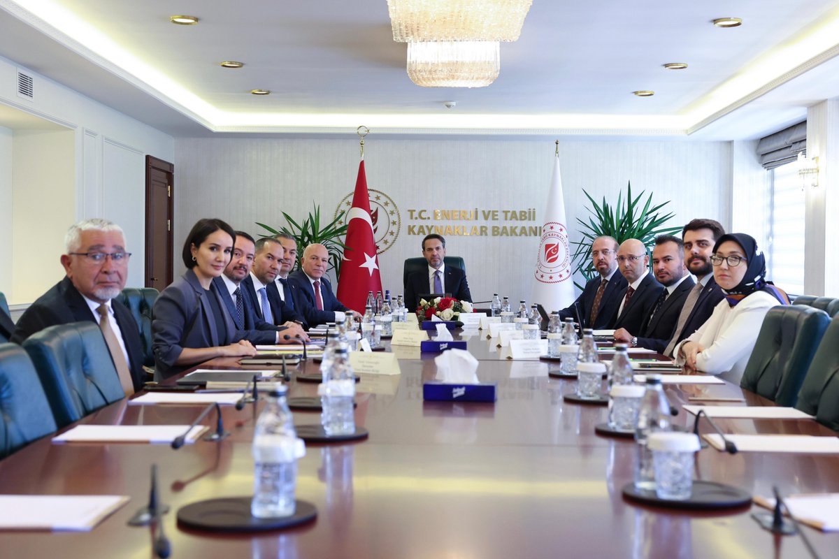 BilgiEKB's tweet image. Birlik Başkanımız @mehmetsekmen başkanlığında Encümen Üyelerimiz; @drademuzun, @baskanozdemirr, @adnanoztas03, Genel Sekreterimiz @iremcigci, Birlik Danışmanımız @telemcioglu ile birlikte Enerji ve Tabii Kaynaklar Bakanımız Sayın Alparslan Bayraktar makamında ziyaret edildi.