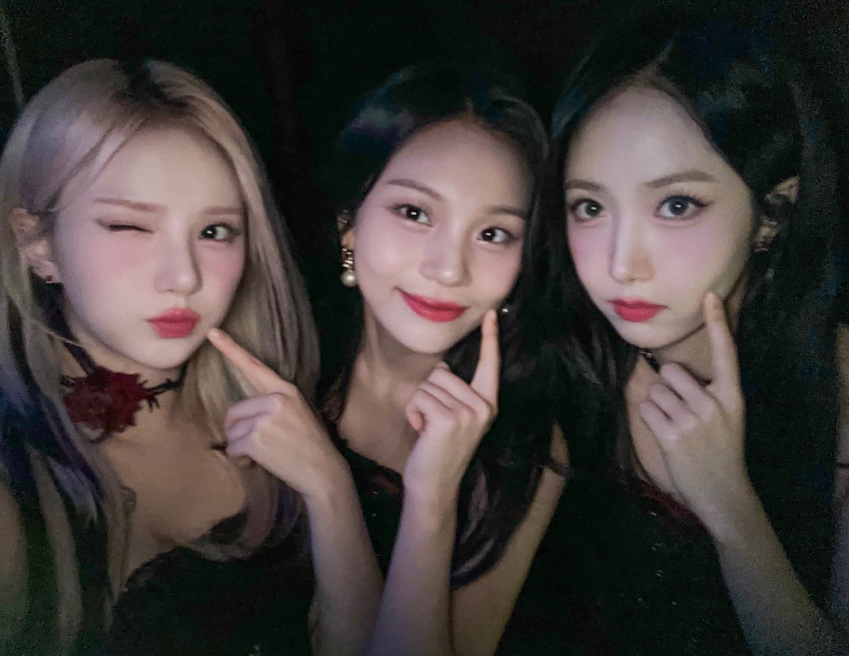 VIVIZ_official's tweet photo. [#VIVId_dayZ] 📸

2024 VIVIZ WORLD TOUR [V.hind : Love and Tears] in SAN JOSE 완료✨

사랑은 멀리 있지 않다는 걸 느끼게 해 주고 잊지 못할 추억의 한 페이지를 만들어준 Na.V들에게 무한 배로 사랑을 드릴게요🎁 함께해 주어서 감사해요💜

#VIVIZ #비비지
#EUNHA #은하 
#SINB #신비 
#UMJI #엄지
#Vhind_LoveandTears 
#bestforlast