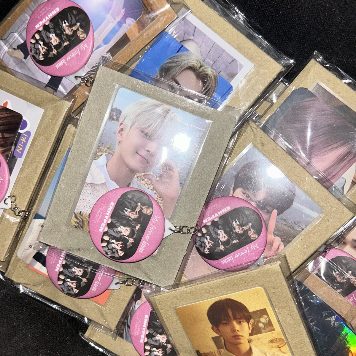 hrtseol's tweet photo. hii guys nanti aku bakal bagi-bagi freebies photocard official + gantungan kunci. bantu habisin yaa yang nonton di day 2😬🫶🏻 limited yaa, see u!!!🩷 https://t.co/2dE2PLRWOA