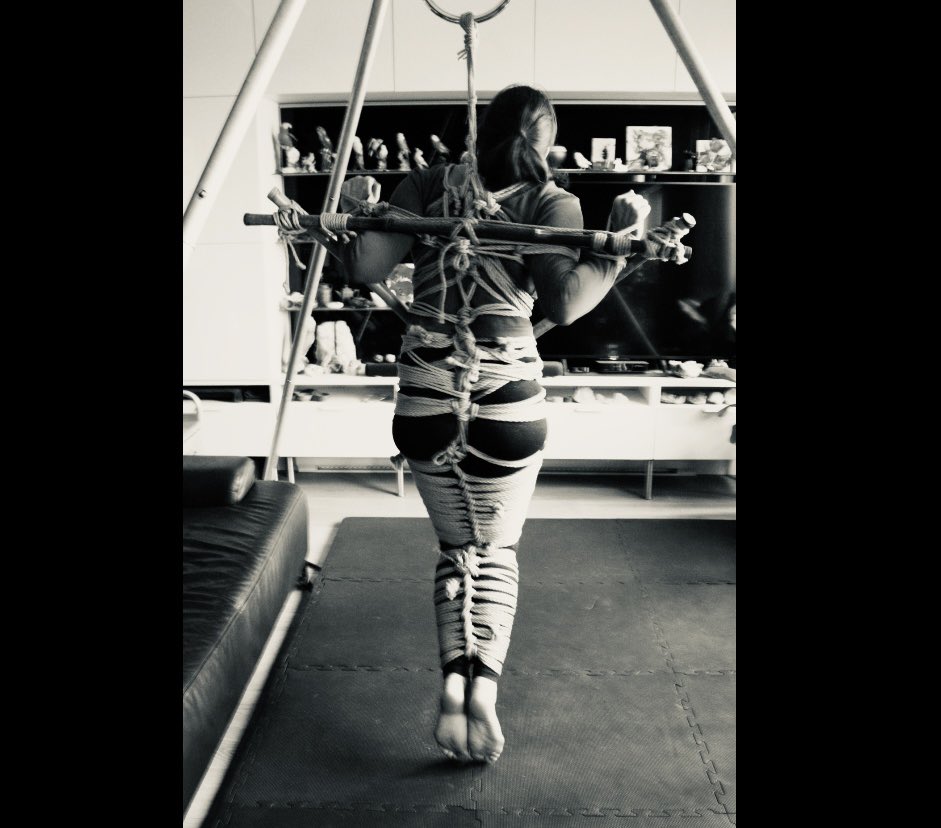 JonTheRigger's tweet photo. Wednesday Shibari scene, 1/2.

#Shibari #shibarisuspension #ropemummification https://t.co/slnU2NpFXB