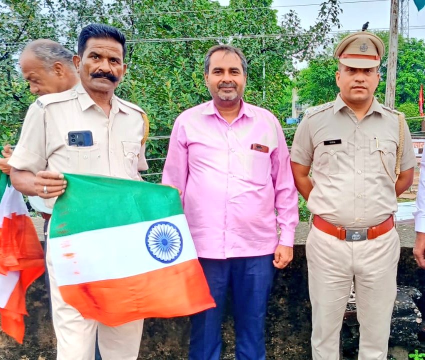 #नीमकाथाना आरटीओ ऑफिस में हुआ तिरंगे का अपमान, झंडा रोहण के दौरान किया अपमान। राजेंद्र सिंह मीणा जिला परिवहन अधिकारी के साथ अन्य कर्मचारियों ने उल्टे तिरंगे के साथ खिंचवाई फोटो। जिला नीमकाथाना परिवहन कार्यालय का मामला। <a href="/DrPremBairwa/">Dr Prem Chand Bairwa</a> <a href="/RajCMO/">CMO Rajasthan</a> <a href="/CMHelpdesk/">Rajasthan CM Helpdesk</a> <a href="/BhajanlalBjp/">Bhajanlal Sharma</a>