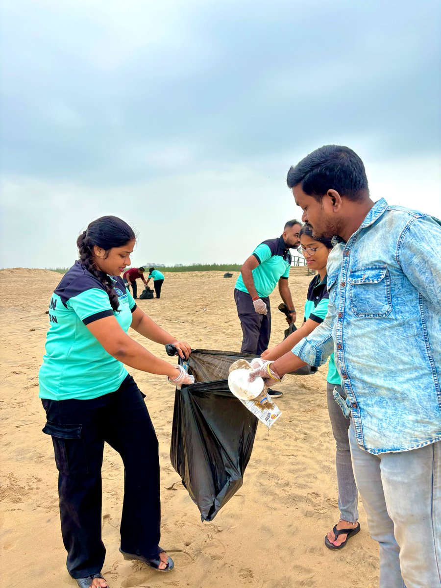 Aahwanofficial's tweet photo. Freedom to live in a clean & beautiful India! Aahwan Foundation's beach cleanup drive on Independence Day is a great initiative. Let's join hands to preserve our environment & make a difference!
#SwachhBharat
#IndependenceDay
#GoGreen
@MahalingMukesh
@SatpathyLive https://t.co/VE43NI6rb7