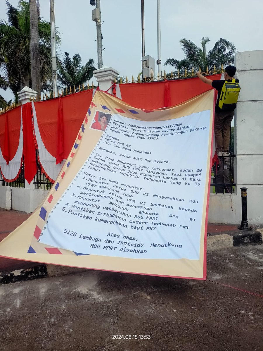 beritaKBR's tweet photo. Proses pemasangan surat raksasa di pagar gedung DPR RI Jakarta, dalam aksi desak pengesahan RUU PPRT (Undang-Undang Perlindungan Pekerja Rumah Tangga), Kamis (15/08/2024). @jalaprt
Video: Jurnalis KBR Astri Yuanasari @ast3
#RUUPPRT #JalaPRT #ART #Demo https://t.co/GaMrR89Aqi