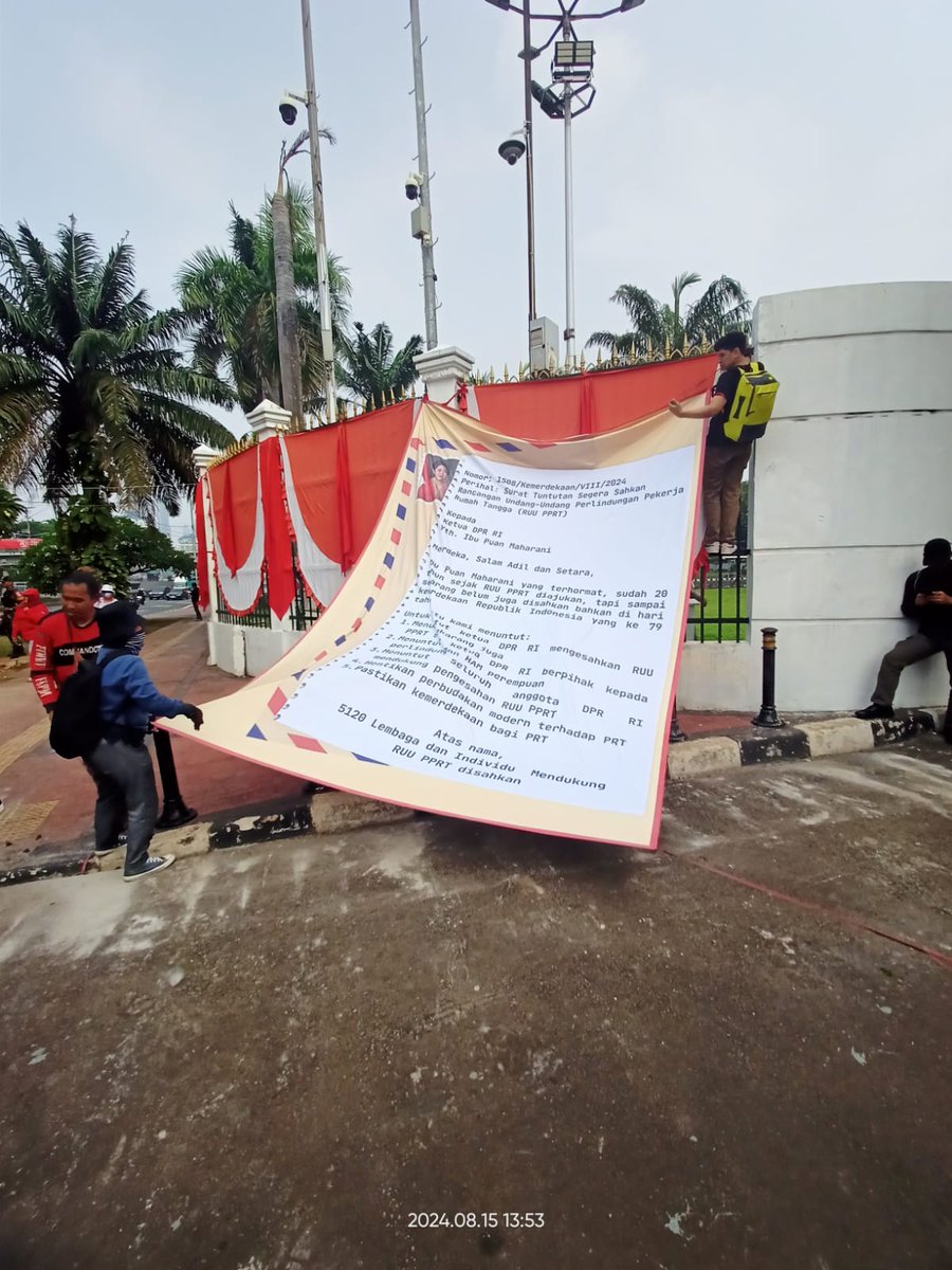 beritaKBR's tweet photo. Proses pemasangan surat raksasa di pagar gedung DPR RI Jakarta, dalam aksi desak pengesahan RUU PPRT (Undang-Undang Perlindungan Pekerja Rumah Tangga), Kamis (15/08/2024). @jalaprt
Video: Jurnalis KBR Astri Yuanasari @ast3
#RUUPPRT #JalaPRT #ART #Demo https://t.co/GaMrR89Aqi
