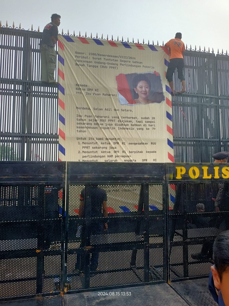 beritaKBR's tweet photo. Proses pemasangan surat raksasa di pagar gedung DPR RI Jakarta, dalam aksi desak pengesahan RUU PPRT (Undang-Undang Perlindungan Pekerja Rumah Tangga), Kamis (15/08/2024). @jalaprt
Video: Jurnalis KBR Astri Yuanasari @ast3
#RUUPPRT #JalaPRT #ART #Demo https://t.co/GaMrR89Aqi