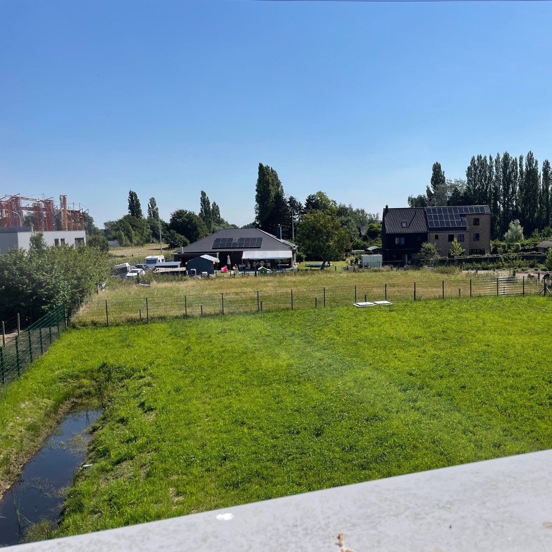 pidpa's tweet image. 🌞 Duurzaamheidsupdate bij Pidpa!
 
Bij ons vernieuwde opjaagstation in Rumst worden momenteel 384 zonnepanelen geïnstalleerd. De panelen zullen jaarlijks 147.680 kWh opwekken, een mooie stap in onze klimaatdoelstellingen voor 2030!
 
#duurzaamheid #innovatie #pidpa