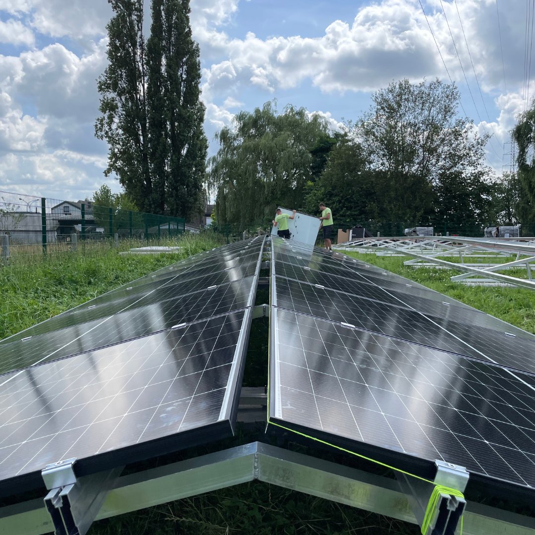 pidpa's tweet image. 🌞 Duurzaamheidsupdate bij Pidpa!
 
Bij ons vernieuwde opjaagstation in Rumst worden momenteel 384 zonnepanelen geïnstalleerd. De panelen zullen jaarlijks 147.680 kWh opwekken, een mooie stap in onze klimaatdoelstellingen voor 2030!
 
#duurzaamheid #innovatie #pidpa