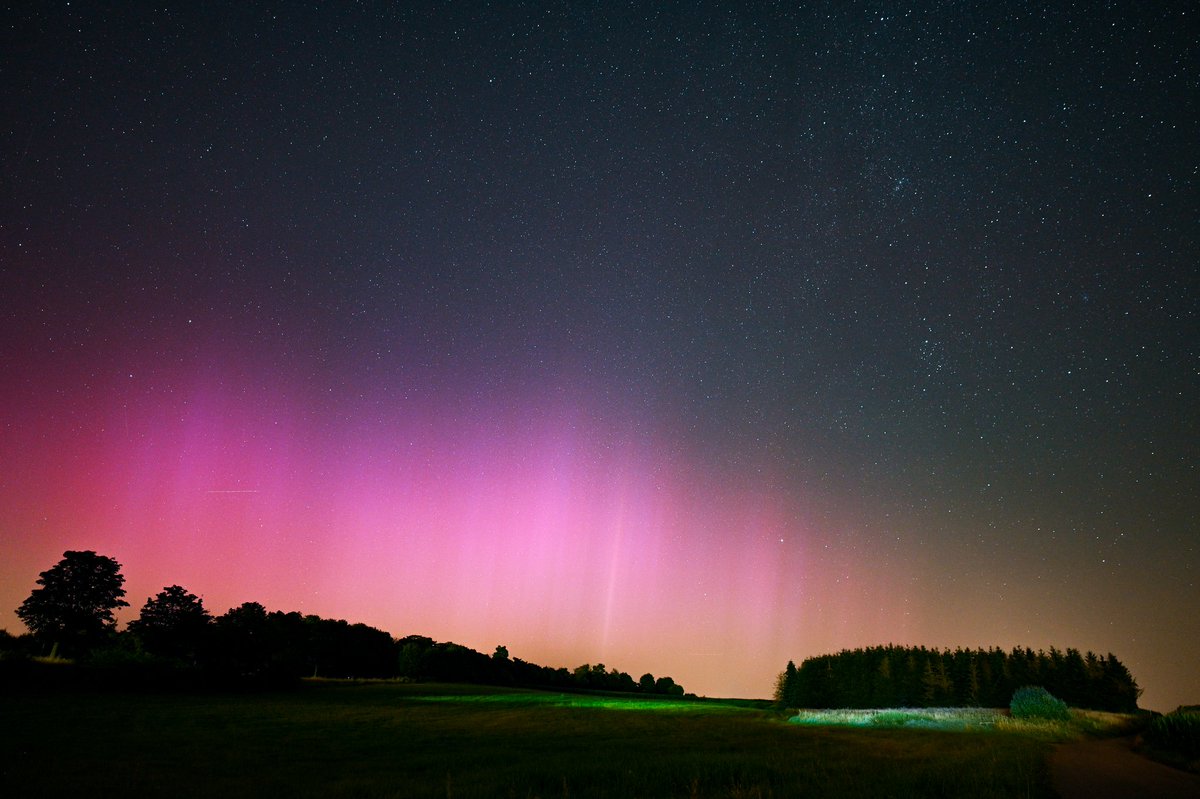 dandy_who's tweet photo. The aurora showing during the perseids 2024 in our backyard. What a pleasant surprise indeed.

#astrophotography #astronomy #aurora #Auroraborealis #Perseids #nightphotography #youresa https://t.co/4oTxKC0RwK