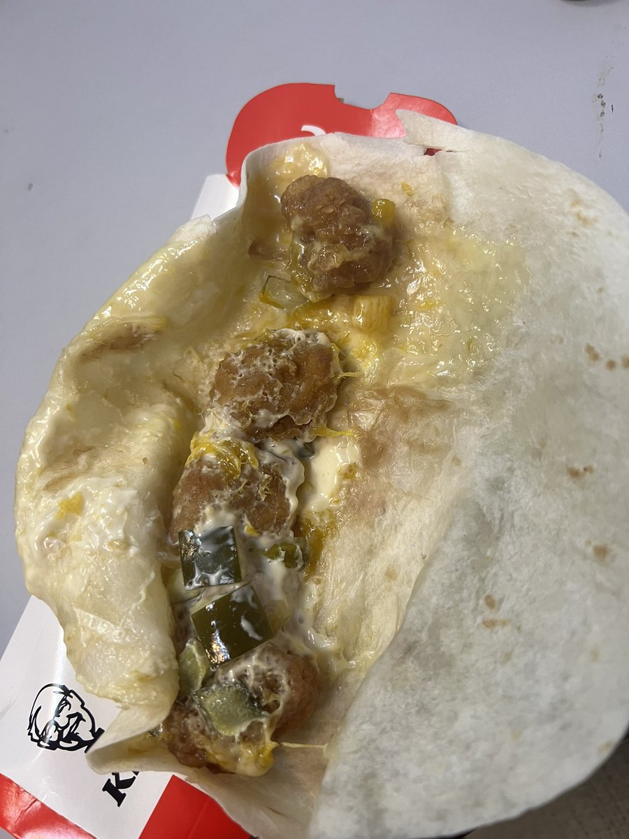 Gurloa01's tweet photo. @KFCPhilippines Naliliitan po ako sa portion ng Twister nyo. Grabe naman po huhu https://t.co/gyBK3HgJOt