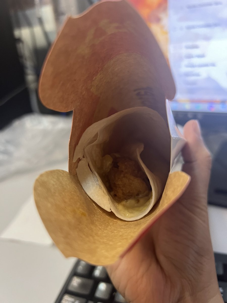 Gurloa01's tweet photo. @KFCPhilippines Naliliitan po ako sa portion ng Twister nyo. Grabe naman po huhu https://t.co/gyBK3HgJOt