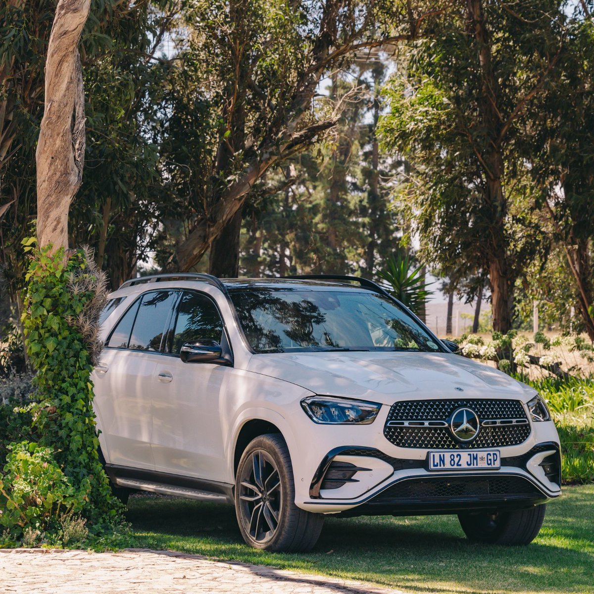 MercedesBenz_SA's tweet photo. The new Mercedes-Benz GLE is the perfect amalgamation between elegance, design and capability. Get lost in luxury wherever you go. #MercedesBenz #MercedesBenzSA #GLE #LostinLuxury https://t.co/CYpEaA4VNm