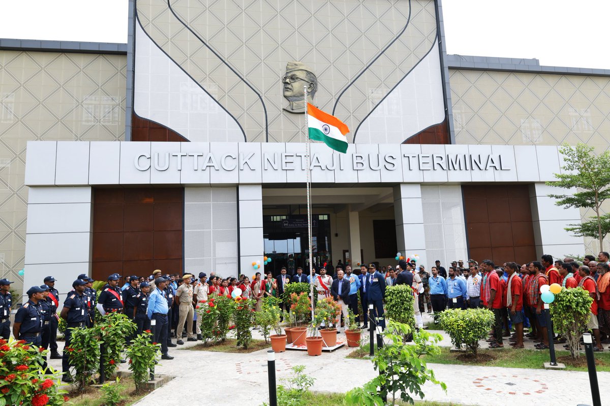 CDA_CUTTACK's tweet photo. The event saw a vibrant gathering of CNBT Managers, Maintenance &amp; Management Staff, Police and Traffic Personnel, Bus Staff, Coolies, and members of the public, all united in celebrating our nation's enduring spirit of freedom.  

#CDA #CNBT #cuttacknetajibusterminal https://t.co/4dXf0LGSPJ