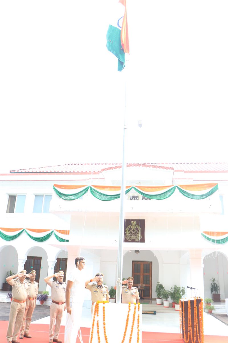 PrashantK_IPS90's tweet image. Hoisted the tricolor with immense pride at @UPPolice HQs and the DGP&apos;s residence on the #IndependenceDay. 
Leading a  glorious force, with a legacy of unmatched valor and sacrifices, is a true privilege. 
Jai Hind! 🇮🇳
 #ProudToServe
 #UPPolice